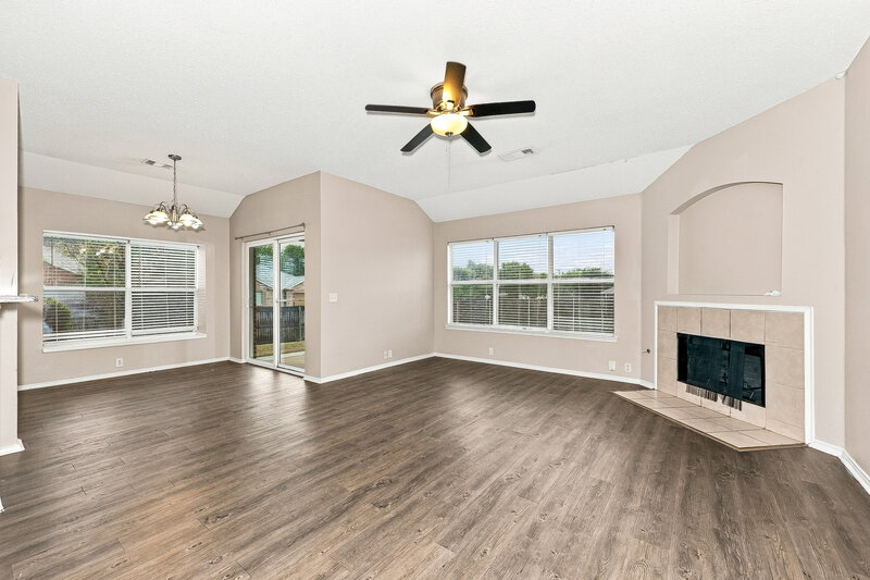 2,270/Mo, 822 Cascade Dr Glenn Heights, TX 75154 Living Room View 2