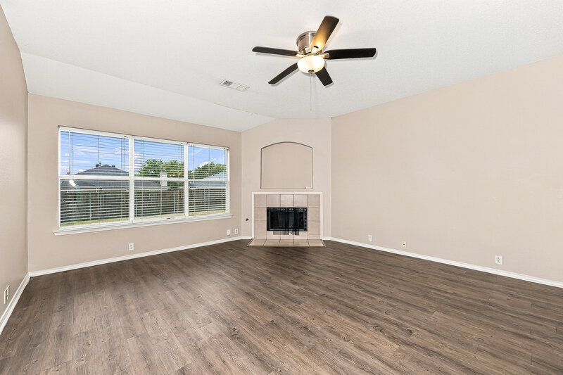 2,270/Mo, 822 Cascade Dr Glenn Heights, TX 75154 Living Room View 3