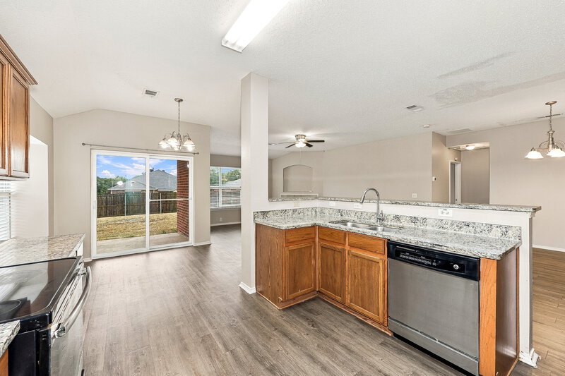 2,270/Mo, 822 Cascade Dr Glenn Heights, TX 75154 Kitchen View 2