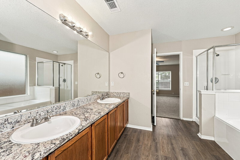 2,270/Mo, 822 Cascade Dr Glenn Heights, TX 75154 Primary Bathroom View