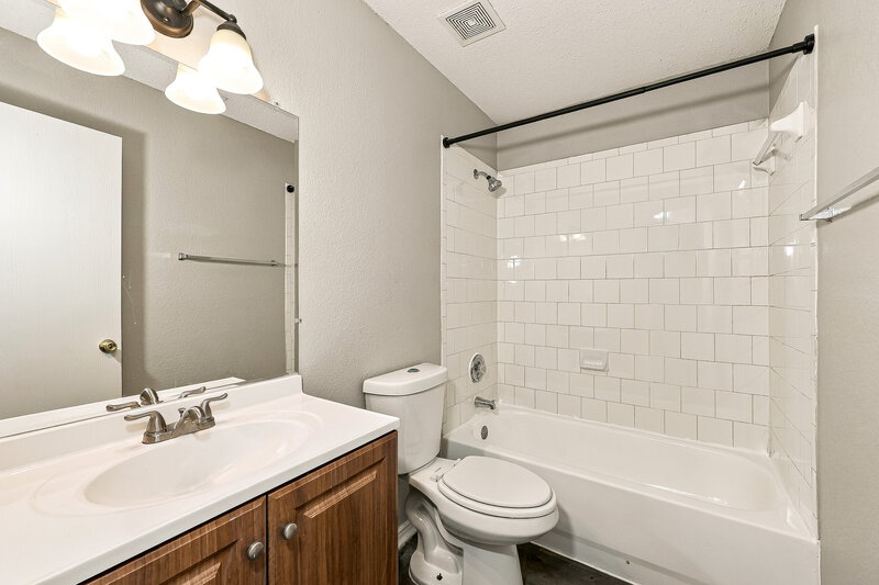 2,270/Mo, 822 Cascade Dr Glenn Heights, TX 75154 Primary Bathroom View 2