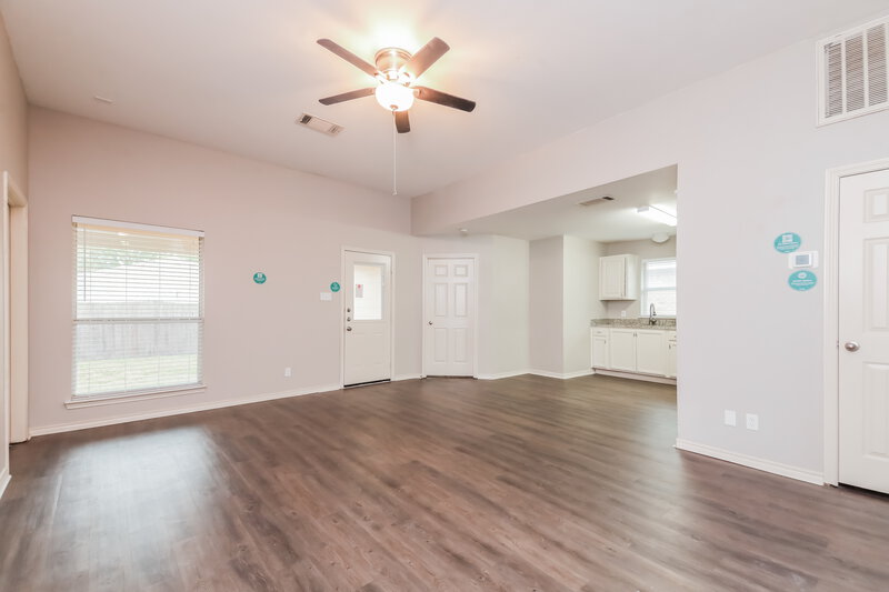 1,965/Mo, 132 Hamilton Dr Terrell, TX 75160 Living Room View 2