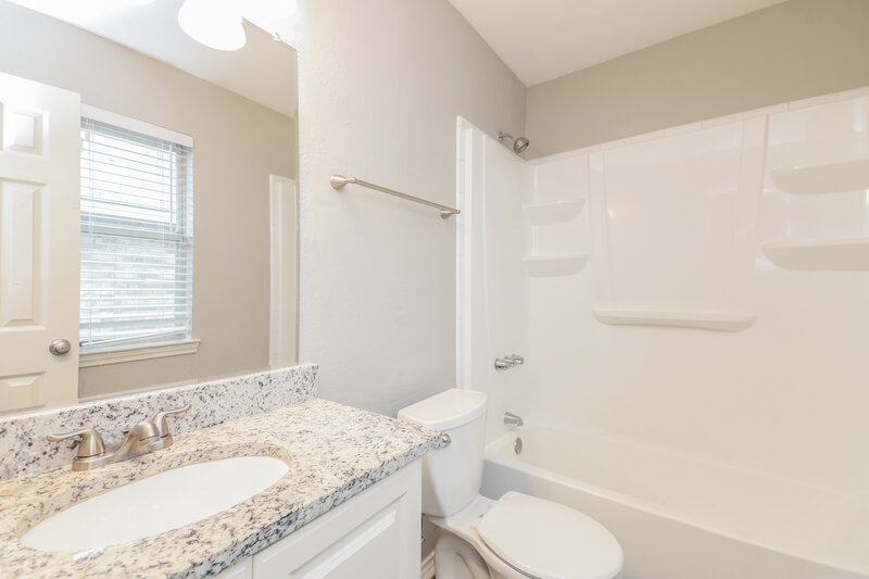 1,965/Mo, 132 Hamilton Dr Terrell, TX 75160 Main Bathroom View
