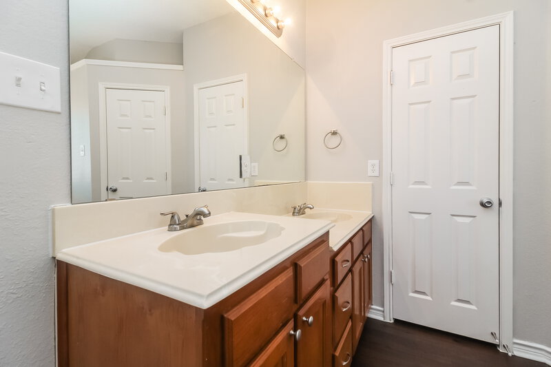 2,020/Mo, 1528 Warwick Drive Lancaster, TX 75134 Master Bathroom View