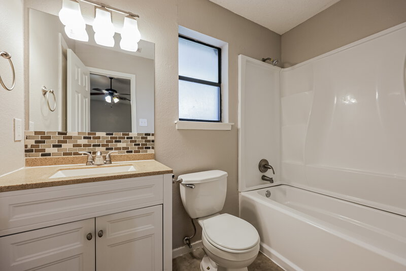 1,800/Mo, 8540 Whitney Drive White Settlement, TX 76108 Main Bathroom View