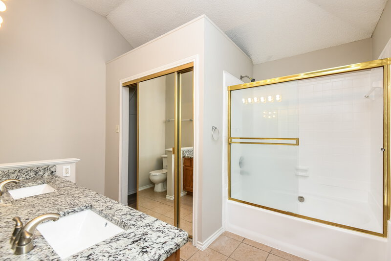 2,005/Mo, 4702 Waxwing Drive Arlington, TX 76018 Main Bathroom View