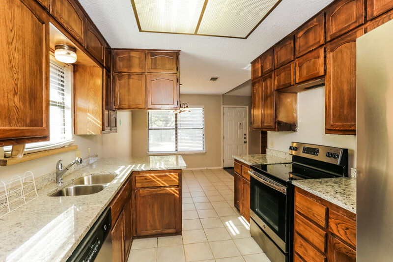 1,940/Mo, 4524 Yellowleaf Drive Fort Worth, TX 76133 Kitchen View 2