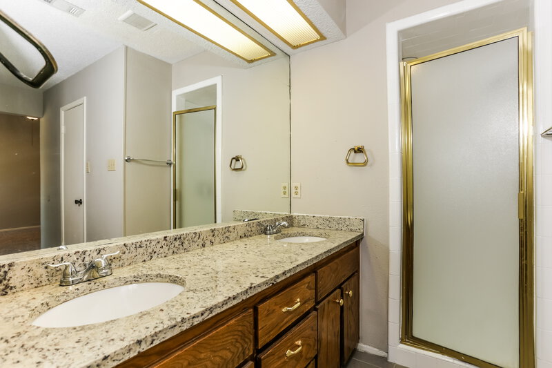 1,940/Mo, 4524 Yellowleaf Drive Fort Worth, TX 76133 Main Bathroom View