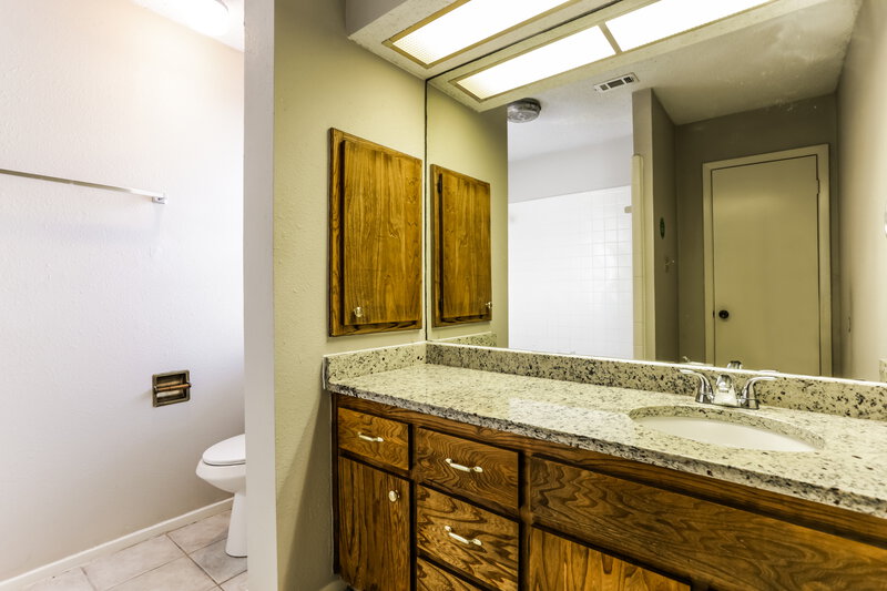 1,940/Mo, 4524 Yellowleaf Drive Fort Worth, TX 76133 Main Bathroom View 2