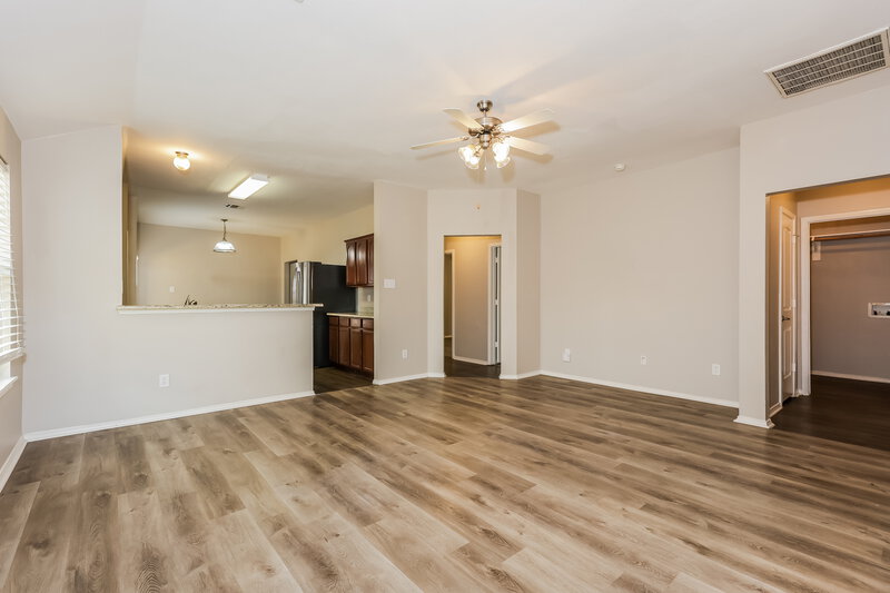 1,695/Mo, 4018 Ridgetop Drive Heartland, TX 75126 Living Room View 3