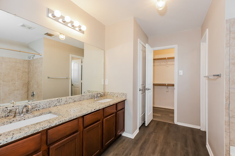 1,695/Mo, 4018 Ridgetop Drive Heartland, TX 75126 Main Bathroom View