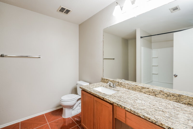 1,940/Mo, 4710 Bridlewood Lane Balch Springs, TX 75180 Main Bathroom View