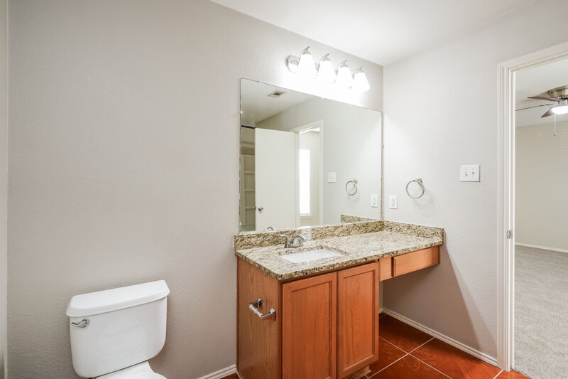 1,940/Mo, 4710 Bridlewood Lane Balch Springs, TX 75180 Main Bathroom View 2