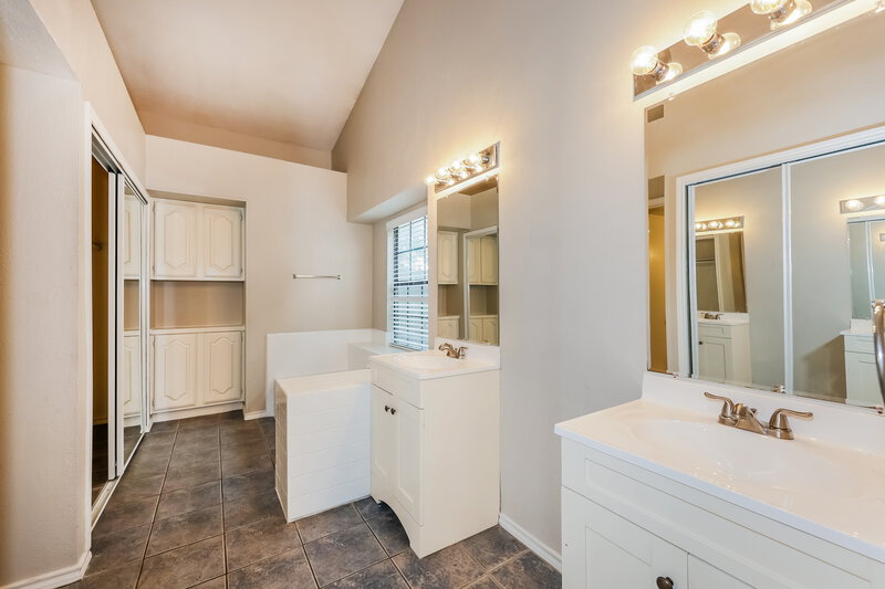 2,230/Mo, 2208 Gladstone Drive Arlington, TX 76018 Main Bathroom View