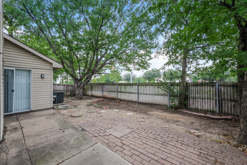 2,230/Mo, 2208 Gladstone Drive Arlington, TX 76018 Backyard View