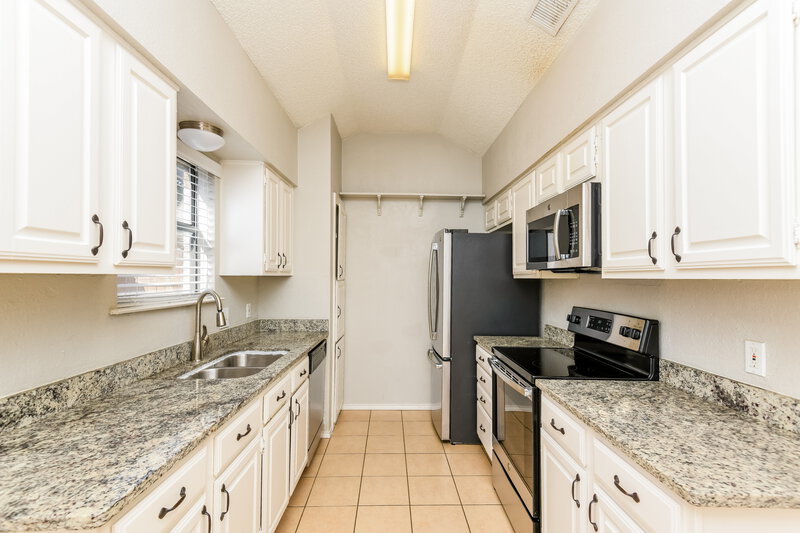 2,025/Mo, 717 Parkwest Boulevard Saginaw, TX 76179 Kitchen View