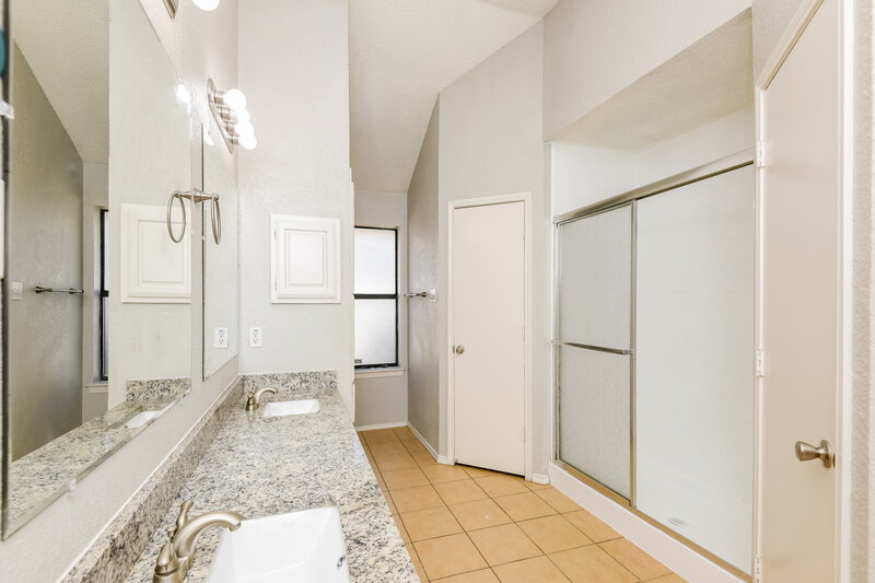 2,025/Mo, 717 Parkwest Boulevard Saginaw, TX 76179 Main Bathroom View