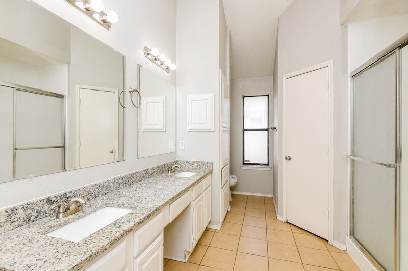 2,025/Mo, 717 Parkwest Boulevard Saginaw, TX 76179 Main Bathroom View 2