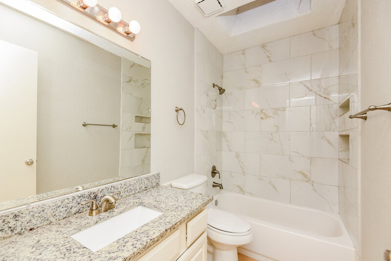 2,025/Mo, 717 Parkwest Boulevard Saginaw, TX 76179 Bathroom View