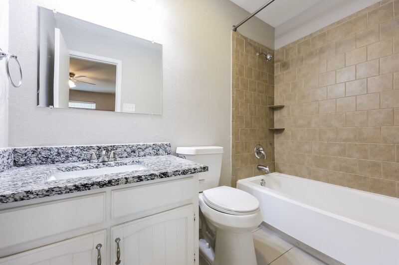1,950/Mo, 1721 Steinburg Lane Fort Worth, TX 76134 Main Bathroom View