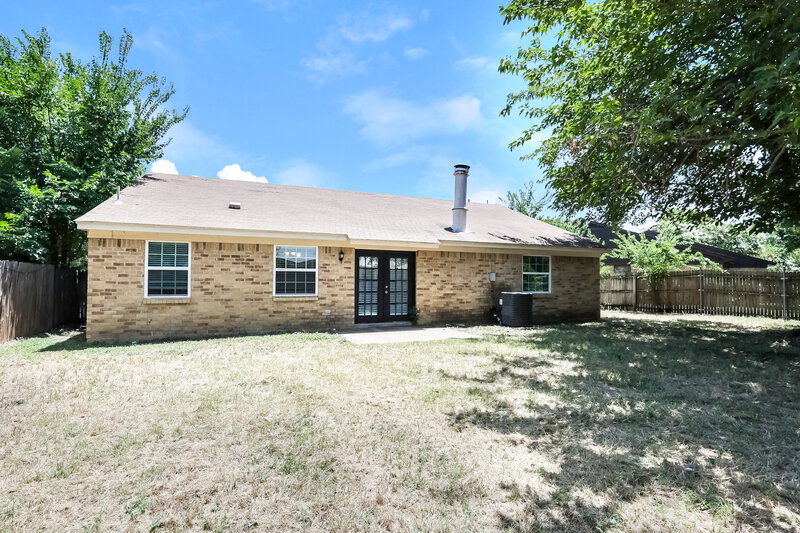 1,950/Mo, 1721 Steinburg Lane Fort Worth, TX 76134 Rear View 2
