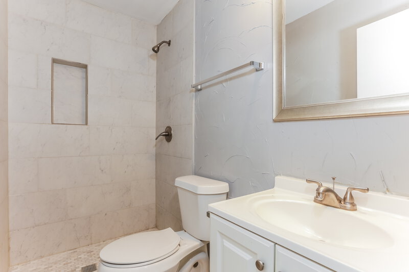 2,800/Mo, 1937 Bolingbroke Court Fort Worth, TX 76140 Main Bathroom View