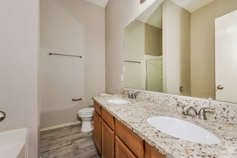 2,400/Mo, 1082 Magnolia Lane Cedar Hill, TX 75104 Main Bathroom View