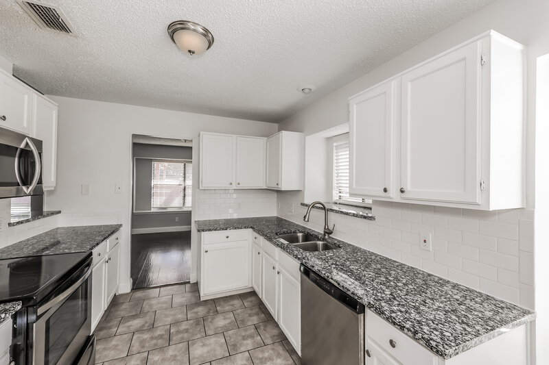 2,075/Mo, 607 Perry Court Cedar Hill, TX 75104 Kitchen View 2
