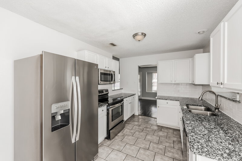 2,075/Mo, 607 Perry Court Cedar Hill, TX 75104 Kitchen View 3