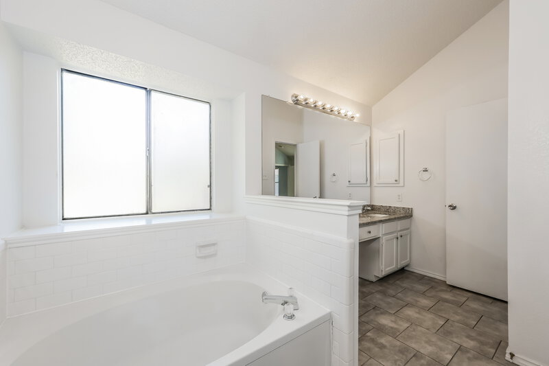 2,075/Mo, 607 Perry Court Cedar Hill, TX 75104 Main Bathroom View