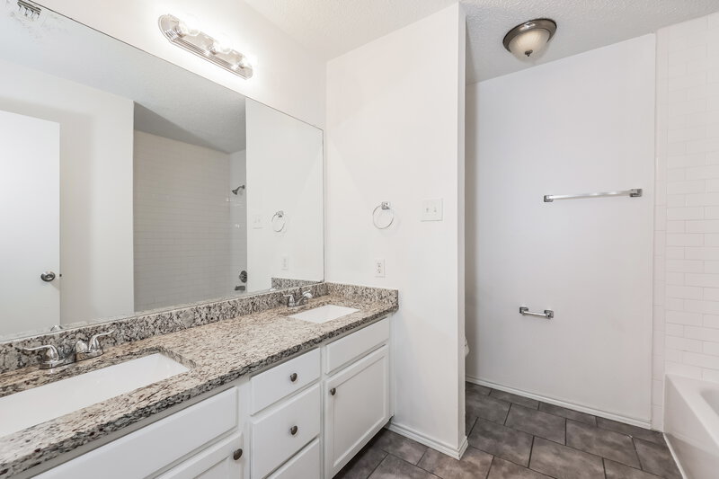 2,075/Mo, 607 Perry Court Cedar Hill, TX 75104 Bathroom View