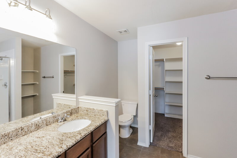 2,170/Mo, 2018 Diamondback Drive Forney, TX 75126 Main Bathroom View