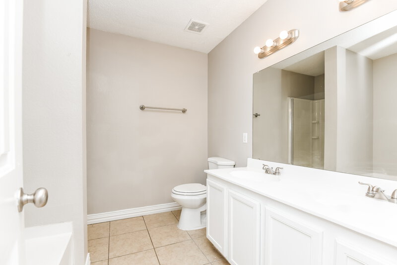 2,015/Mo, 1505 Queen Annes Drive Burleson, TX 76028 Main Bathroom View