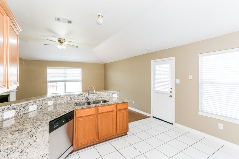 1,940/Mo, 2853 Saint Croix Avenue Lancaster, TX 75146 Kitchen View 2