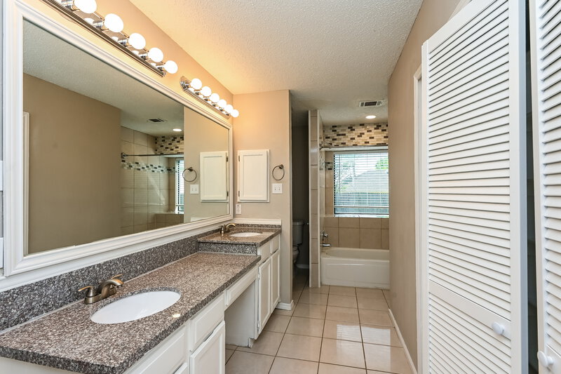 1,995/Mo, 3309 Country Creek Lane Fort Worth, TX 76123 Main Bathroom View