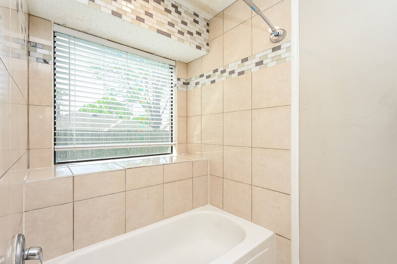 1,995/Mo, 3309 Country Creek Lane Fort Worth, TX 76123 Main Bathroom View 2