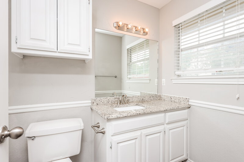 2,165/Mo, 3333 N Bell Avenue Denton, TX 76207 Main Bathroom View