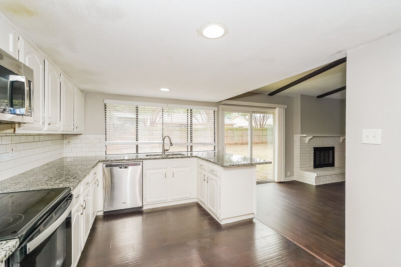 2,080/Mo, 7709 Landmark Ridge Street Fort Worth, TX 76133 Kitchen View 2