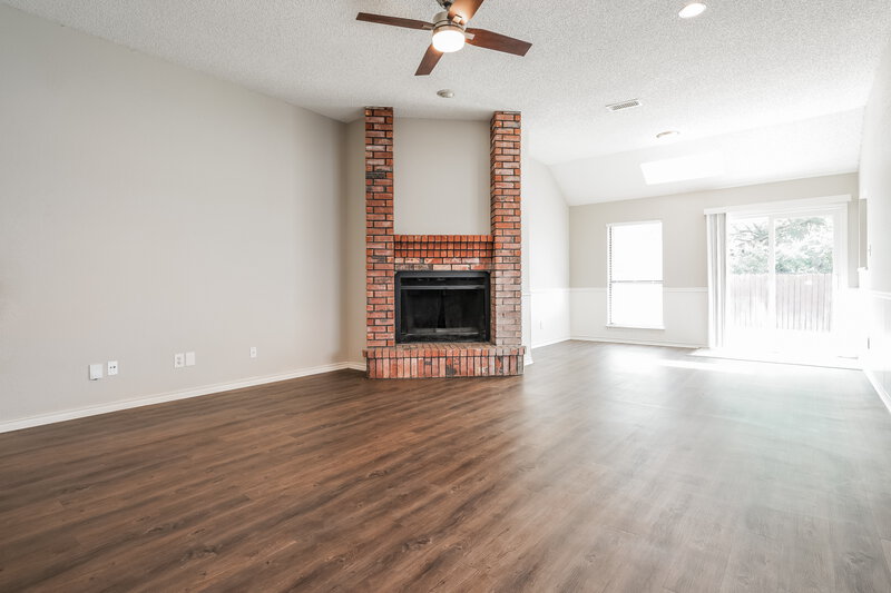 2,405/Mo, 6504 Running Creek Dr Arlington, TX 76001 Living Room View