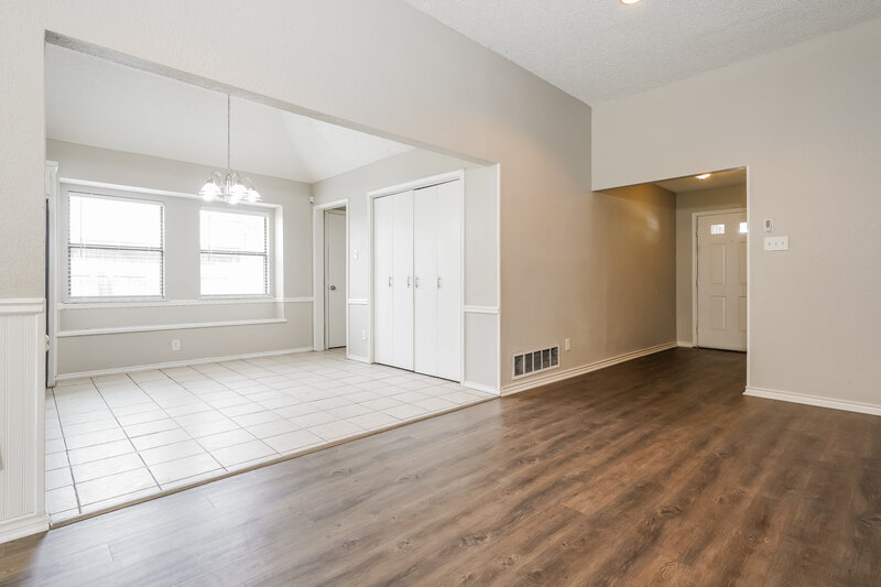 2,405/Mo, 6504 Running Creek Dr Arlington, TX 76001 Living Room View 2