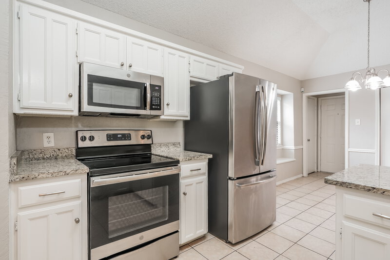 2,405/Mo, 6504 Running Creek Dr Arlington, TX 76001 Kitchen View 2