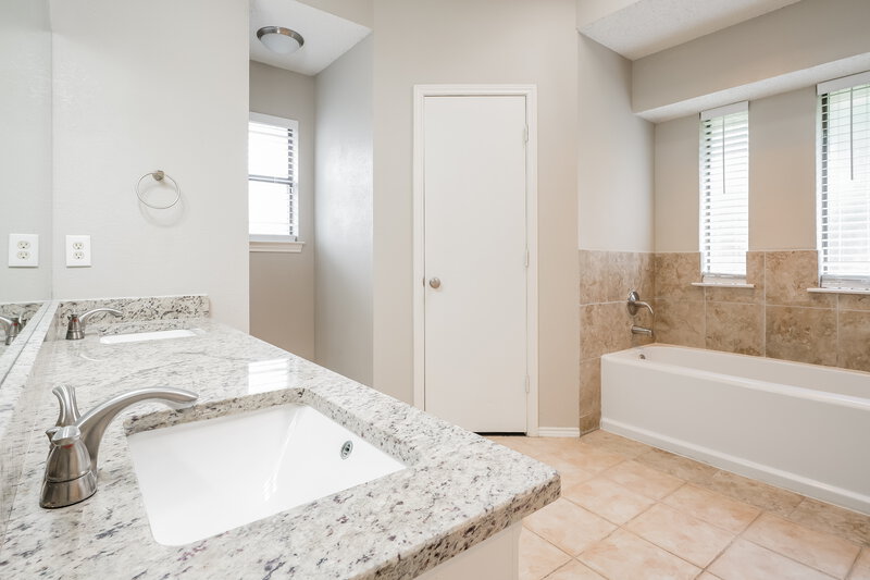 2,405/Mo, 6504 Running Creek Dr Arlington, TX 76001 Main Bathroom View
