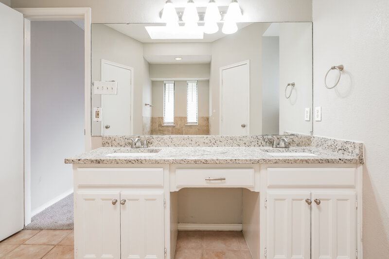 2,405/Mo, 6504 Running Creek Dr Arlington, TX 76001 Main Bathroom View 2