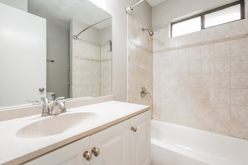 2,405/Mo, 6504 Running Creek Dr Arlington, TX 76001 Bathroom View