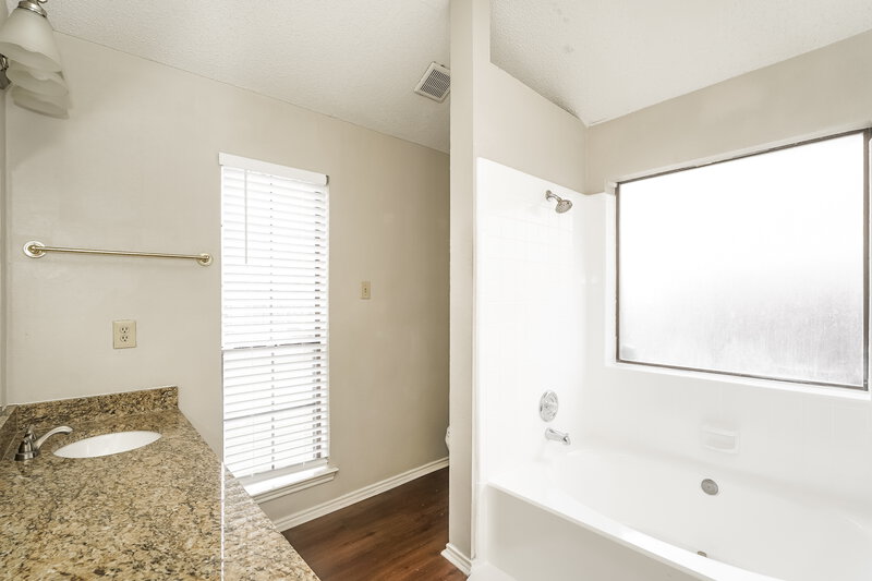 1,995/Mo, 2506 Arapaho Drive Arlington, TX 76018 Main Bathroom View