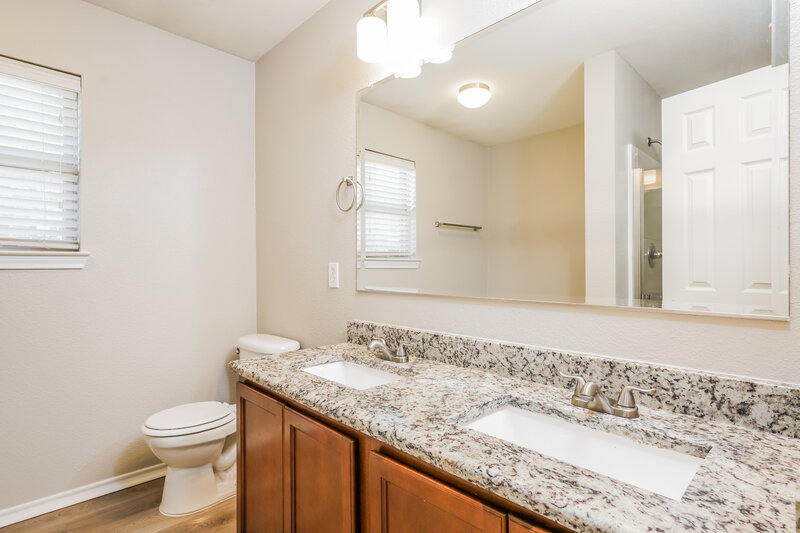 2,310/Mo, 632 Rain Lily Drive Desoto, TX 75115 Main Bathroom View