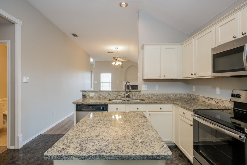 2,340/Mo, 2522 Esquire Drive Arlington, TX 76018 Kitchen View 2