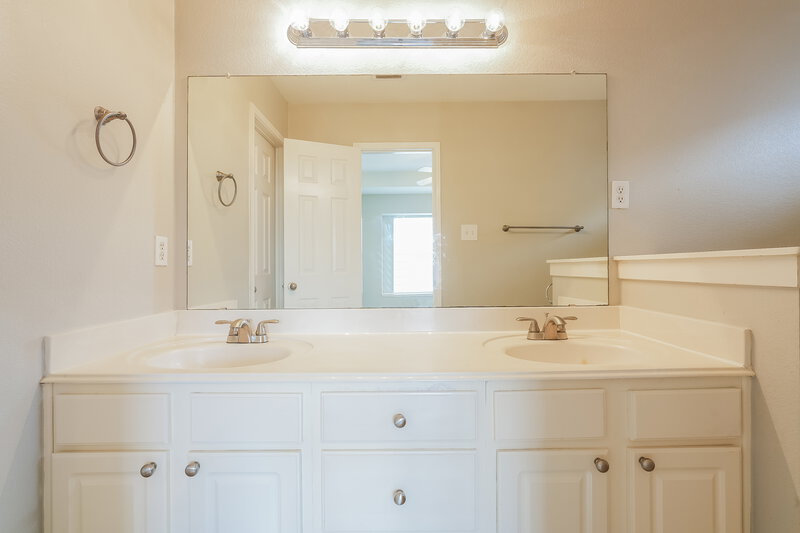 2,340/Mo, 2522 Esquire Drive Arlington, TX 76018 Main Bathroom View