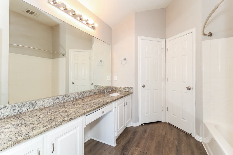 1,890/Mo, 9308 Cynthia Ct Fort Worth, TX 76140 Main Bathroom View