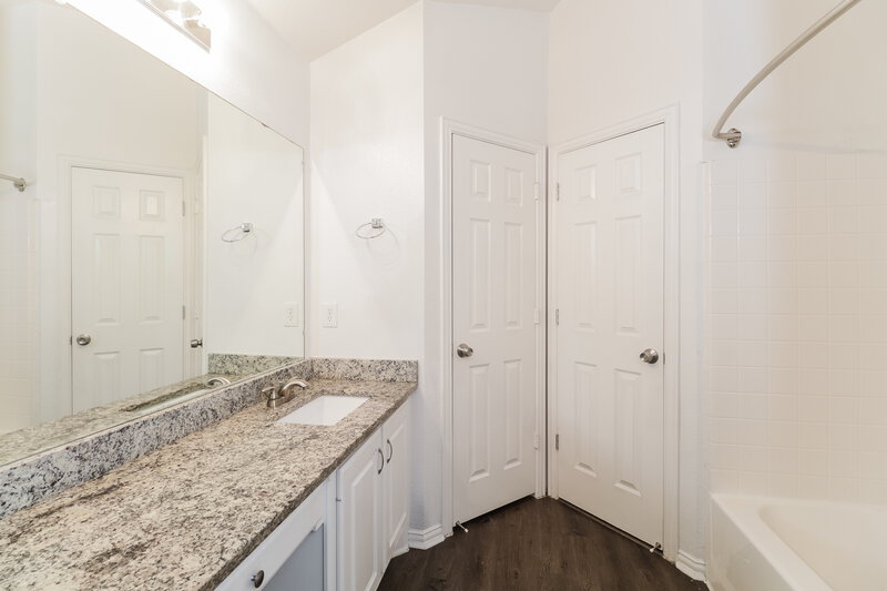 2,190/Mo, 9308 Cynthia Ct Fort Worth, TX 76140 Main Bathroom View